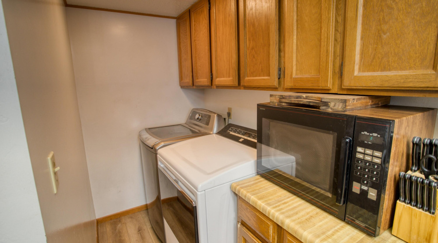 Kitchen w. Laundry