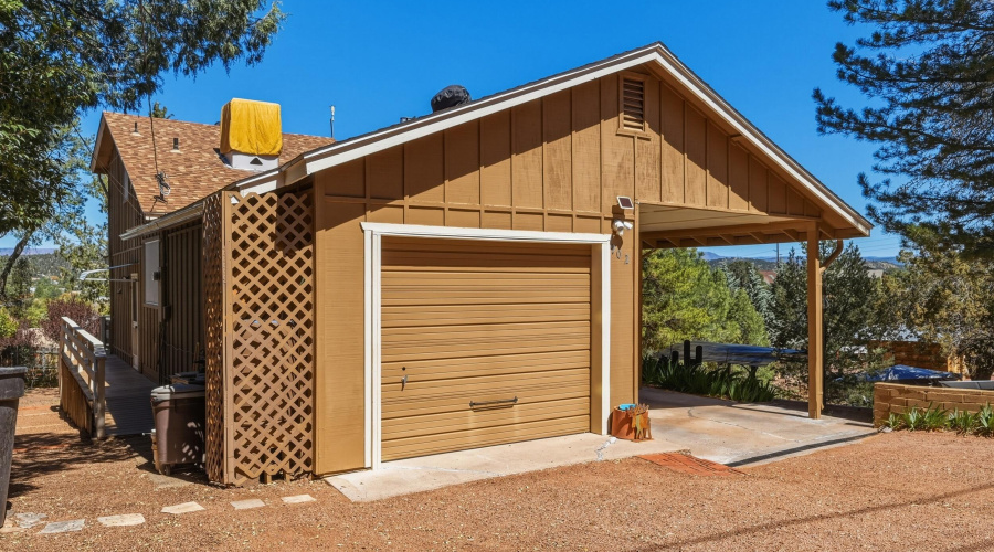 Garage/Carport