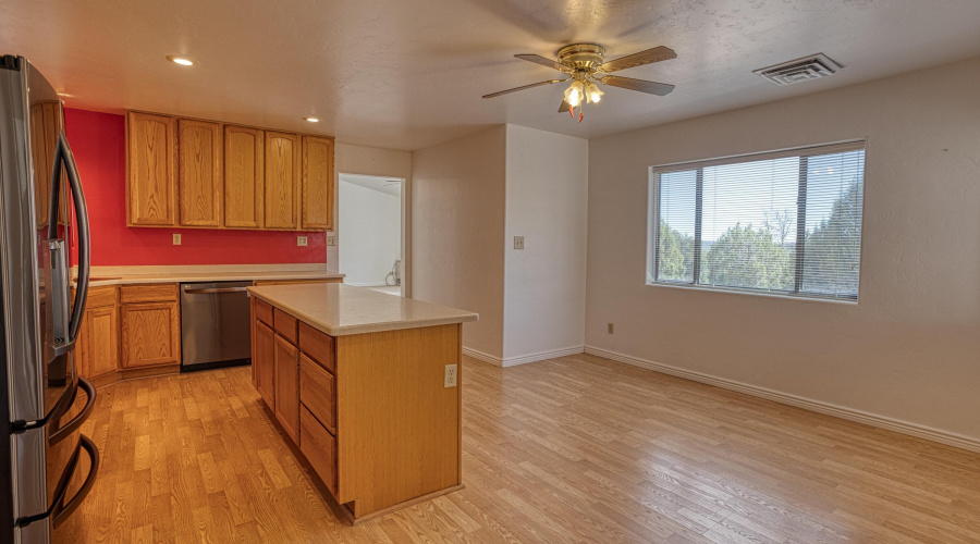 Kitchen w Island