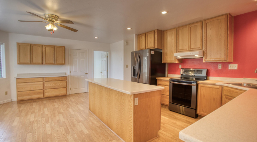 Kitchen w Island