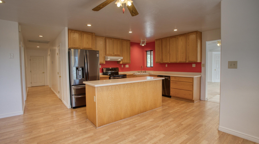 Kitchen w Island