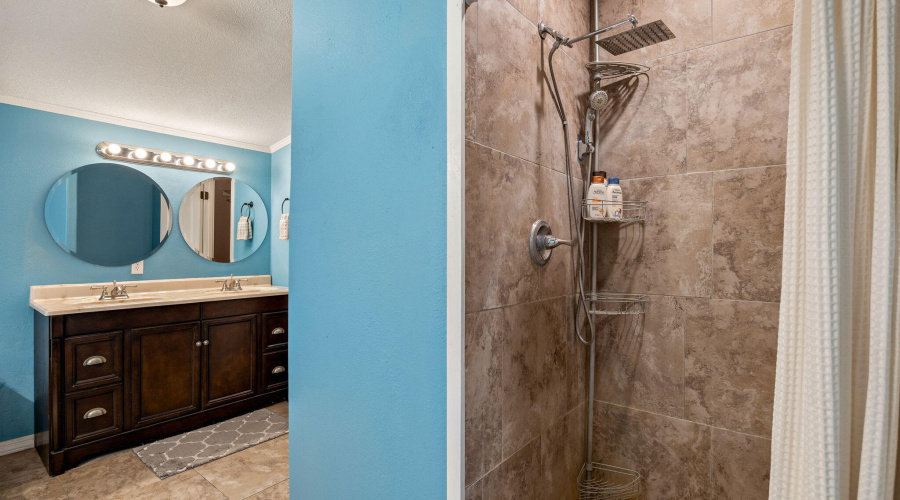 OWNERS SUITE SHOWER