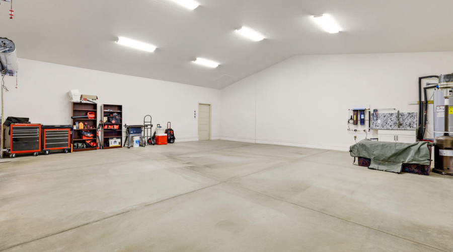 Oversized 3-car garage