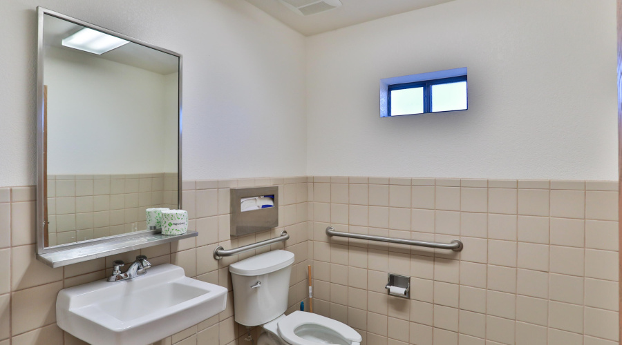 Bathroom B (2)