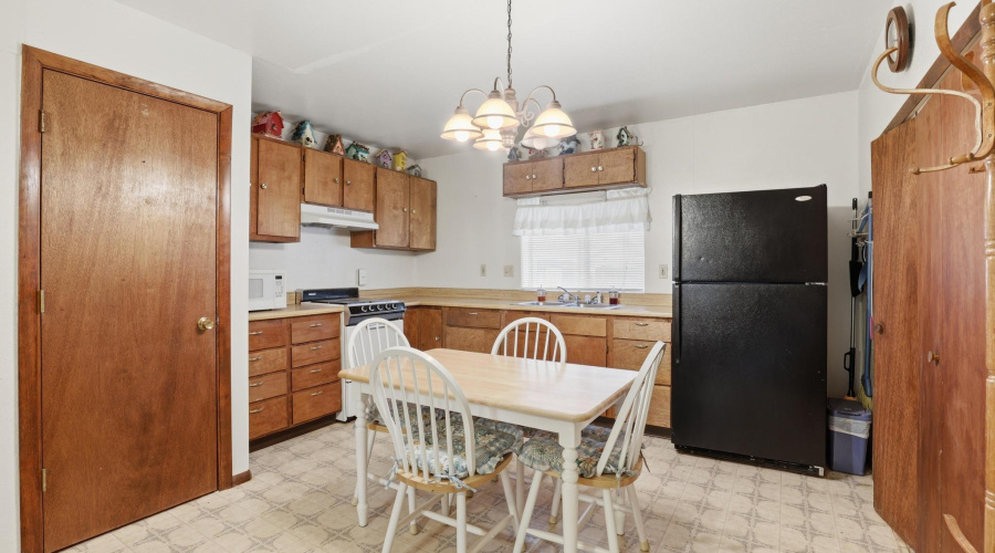 223_Thompson_Rd_001