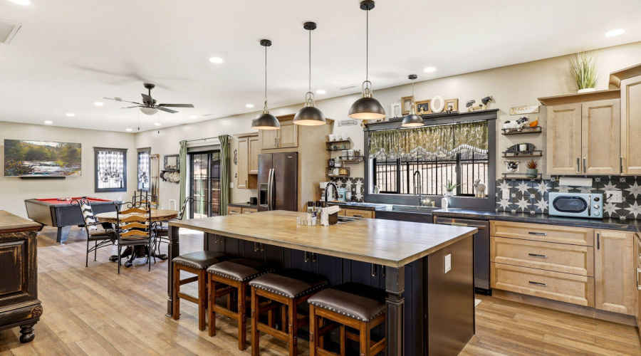 Kitchen with Large Breakfast Bar/Island