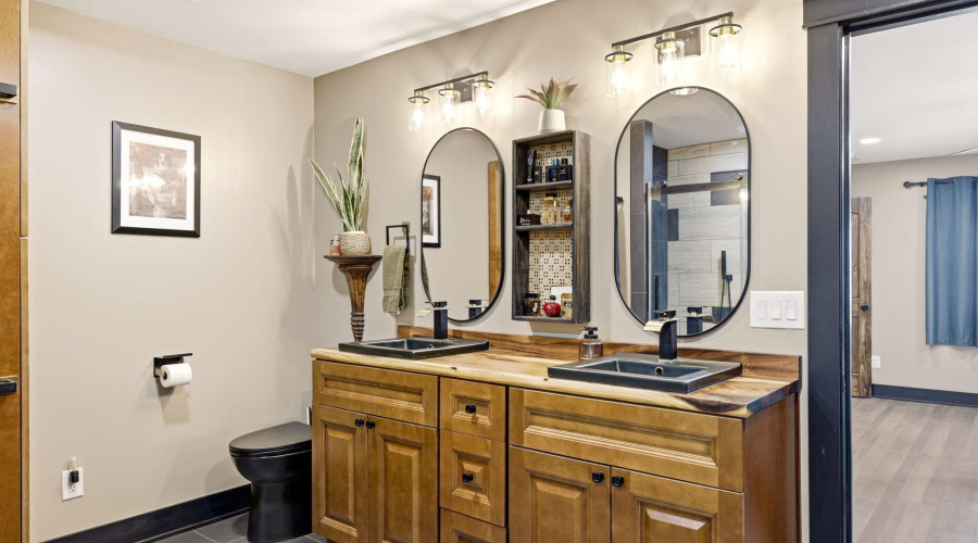 Dual Sinks in Primary En Suite