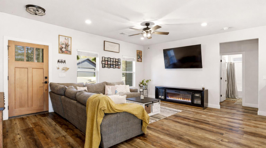 Eagle View - Living Room 2 edit