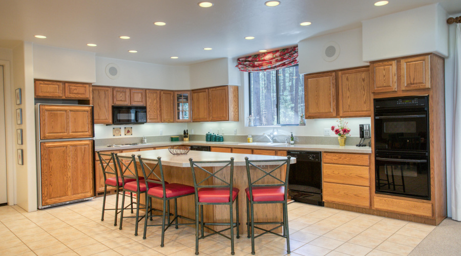 Gourmet Eat-In Kitchen