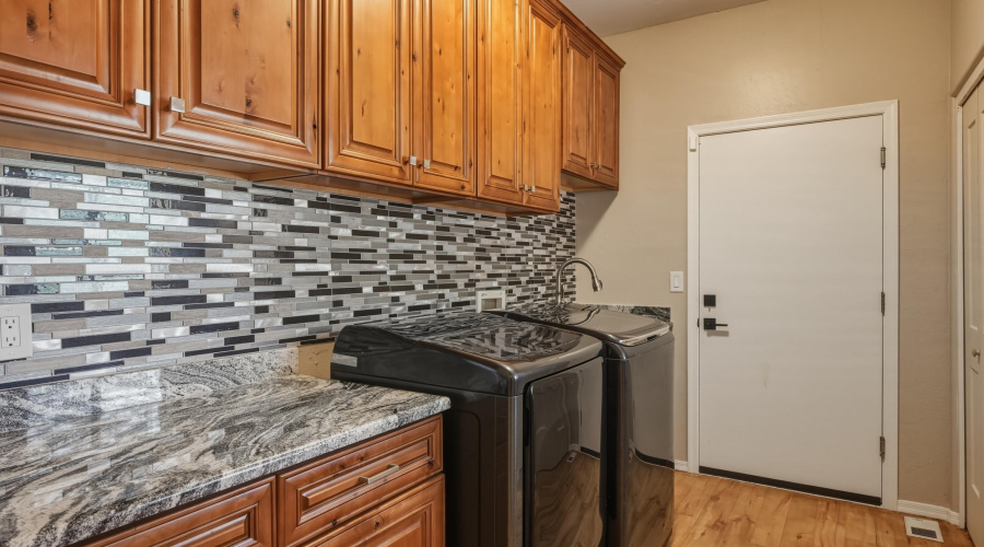 38 Large laundry room