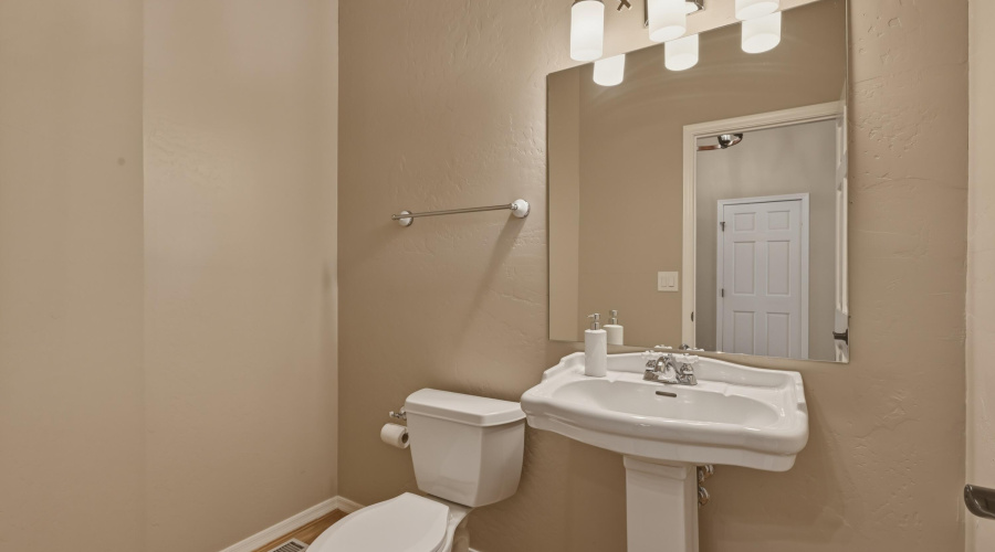 39 Guest half bath off LR