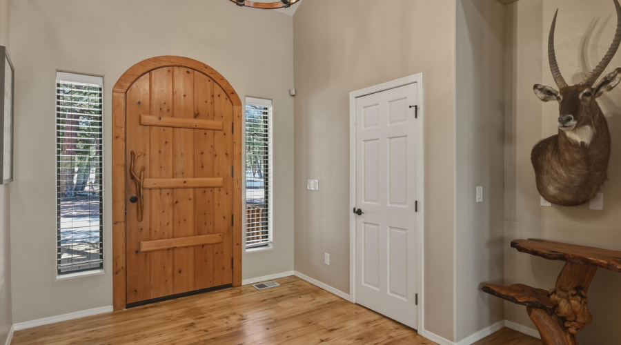 5 Entrance 4 in solid door