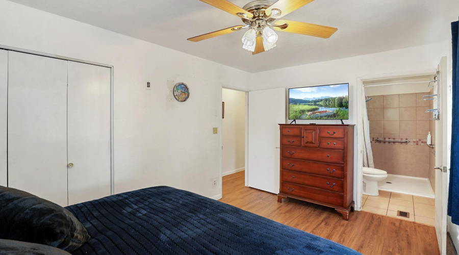 Master Bedroom (2)