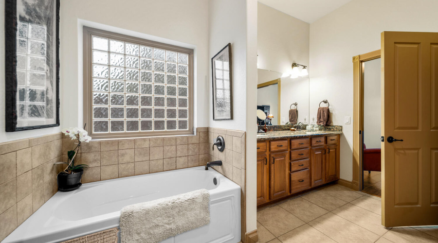 SOAKING TUB IN PRIMARY SUITE
