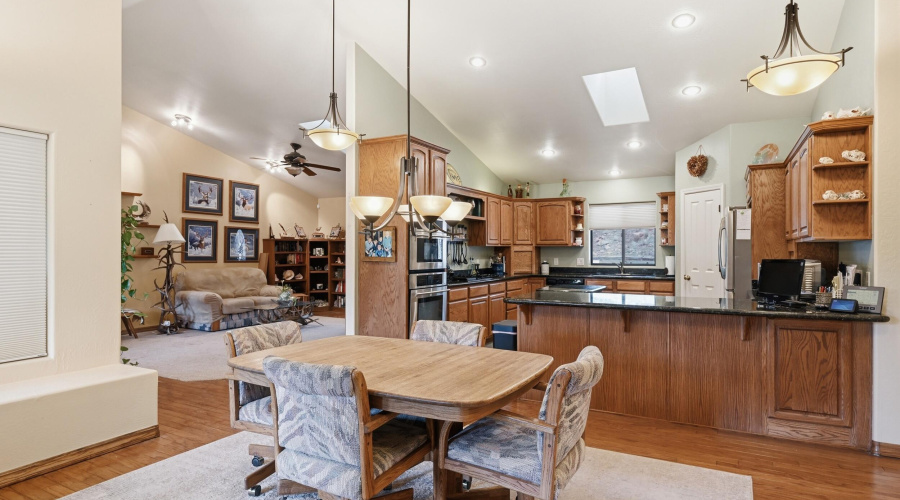 10Dining and kitchen