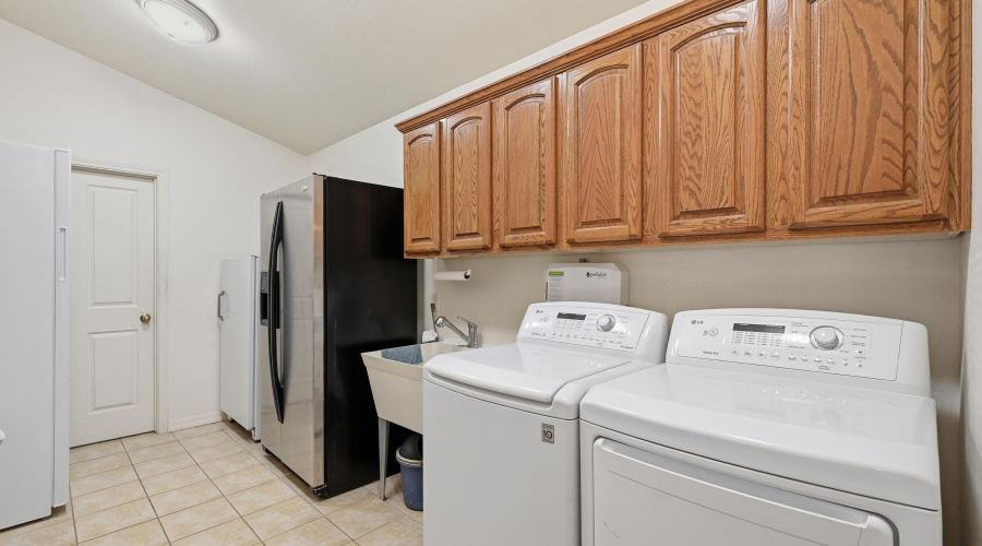 31 Lg utility laundry room