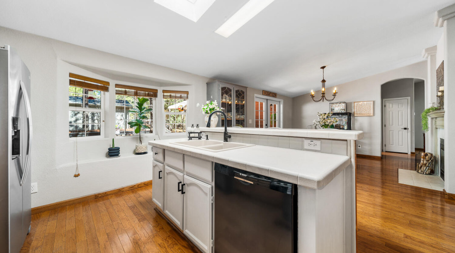 Crisp and Clean Kitchen