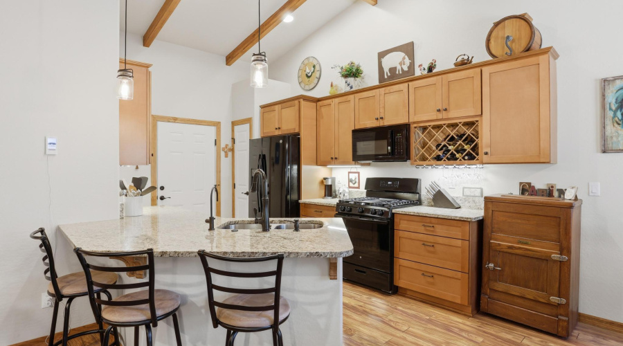 Kitchen & Breakfast Bar