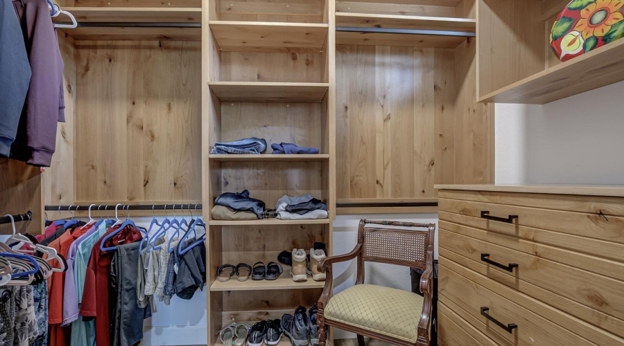 Lg Walk-in Closet