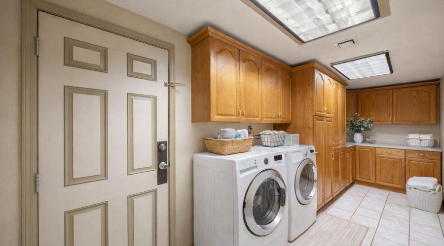LAUNDRY VIRTUALLY STAGED
