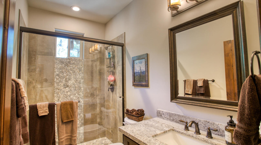 Ensuite bath to 3