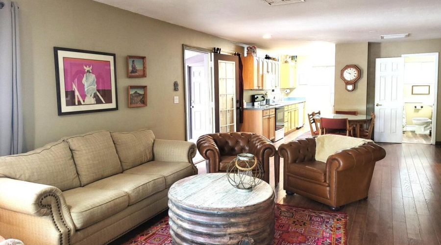 LIVINGROOM