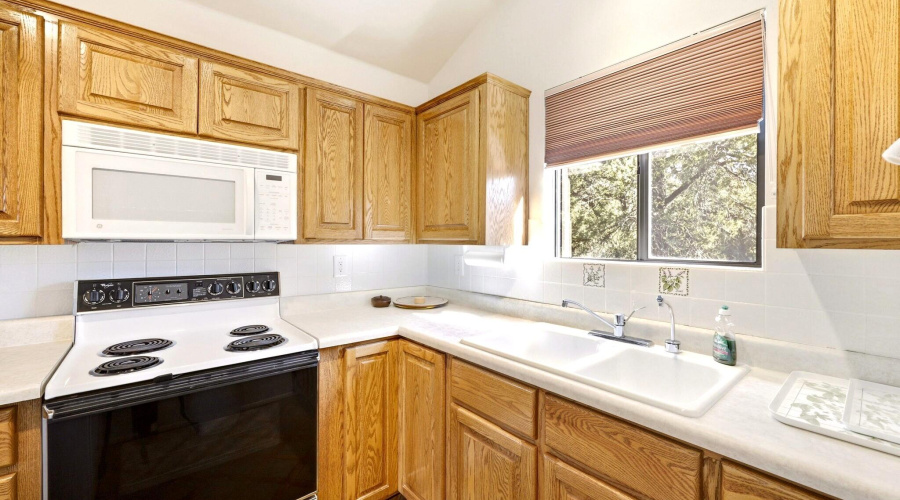 Apt Kitch Range & Microwave