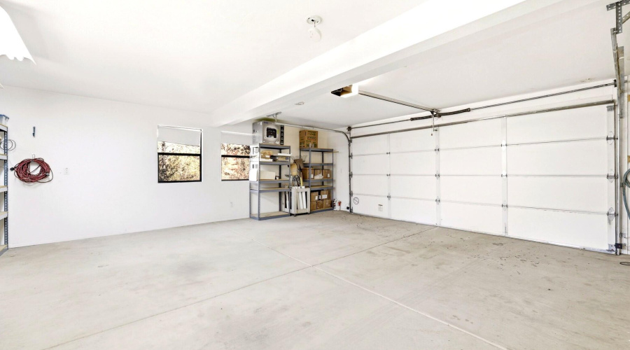 576 SF Garage Int