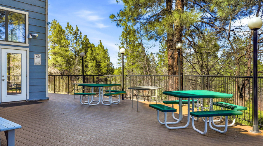 Clubhouse Outdoor Picnic Area