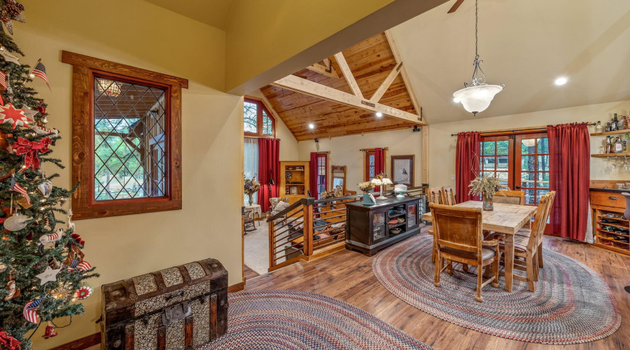 ENTRY WAY LOOKING TO DINING AREA