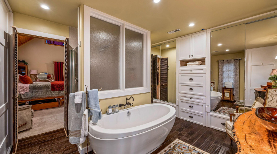 OWNERS BATH SOAKING TUB
