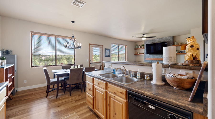 Kitchen & Dining