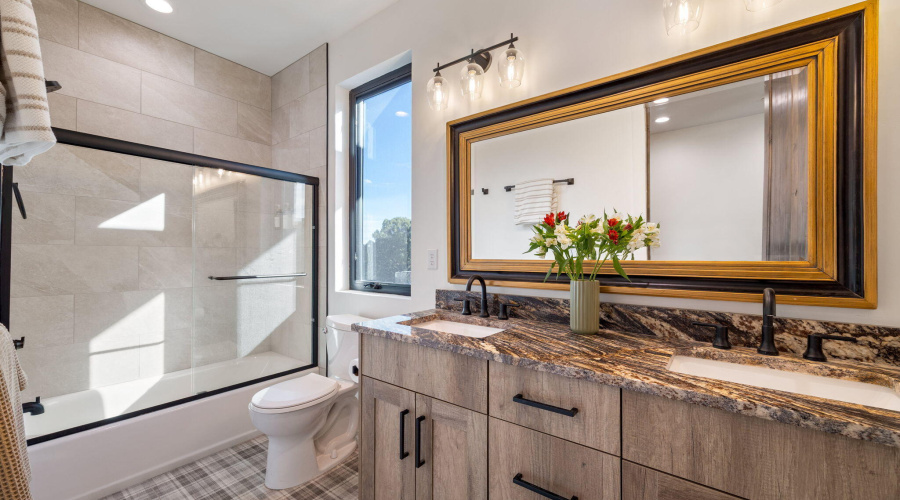Guest Bath w/Designer Tile