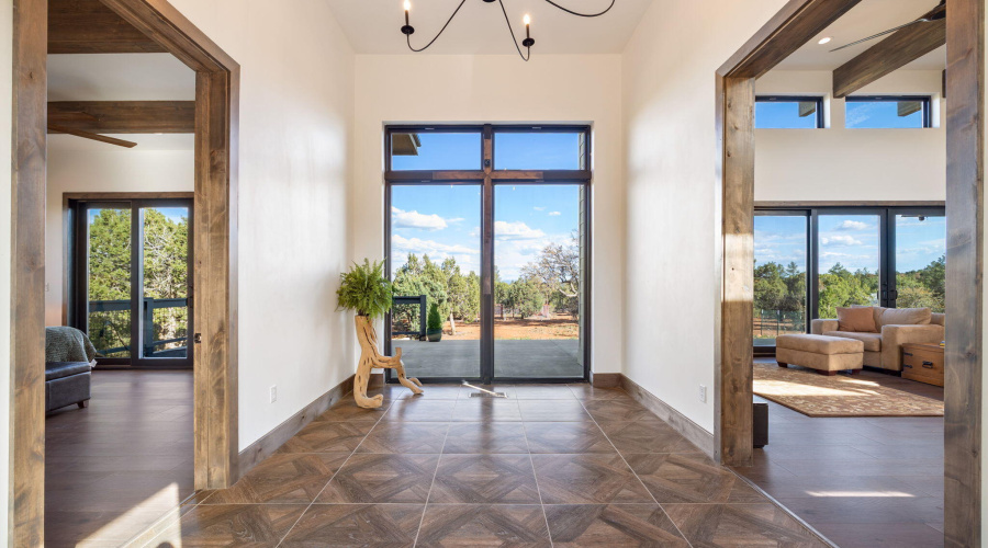 Foyer w/12 ft Ceilings