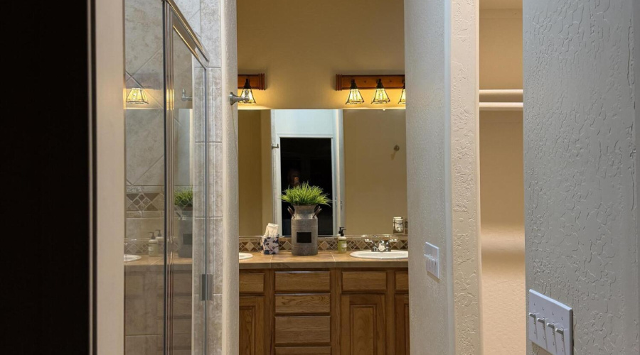 entry to master bath & closet