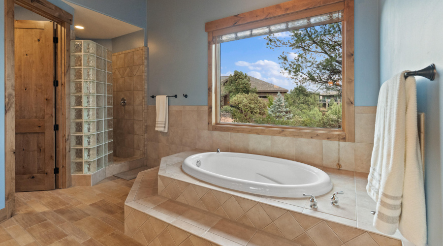 7 Tub in primary bath 2