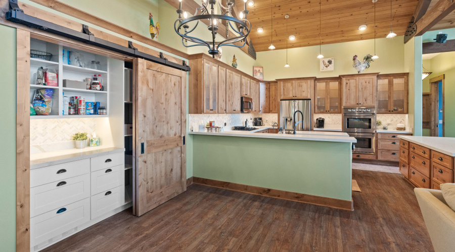 5 Walk-in pantry