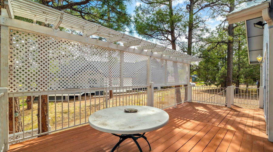 Deck with Privacy Lattice