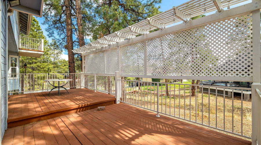 Deck with Privacy Lattice