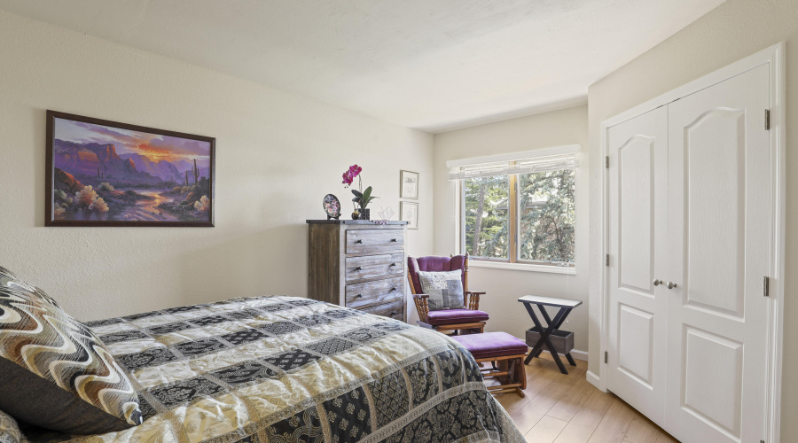 Guest Bedroom (2)