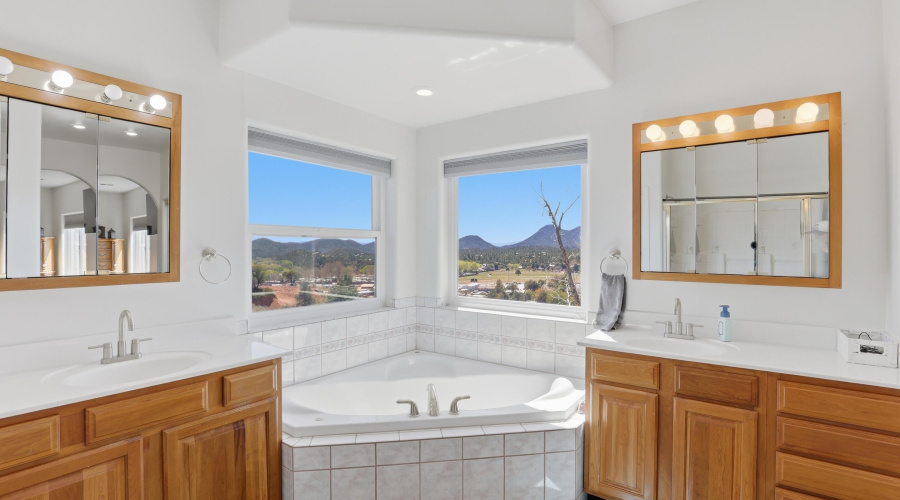 Master Bathroom DOuble Vanity and Tub