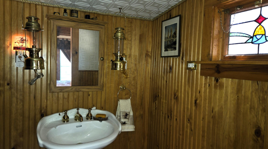 ensuite primary bathroom