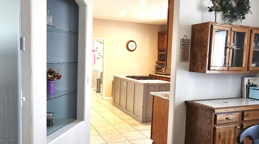Dining entry to Kitchenroom
