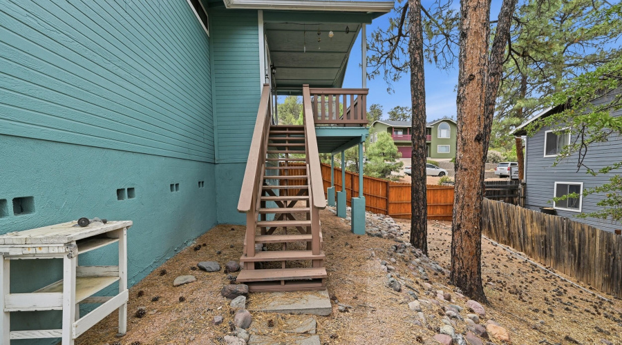 stairs from deck accessing back yard