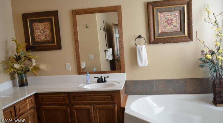 CABIN 285 MASTER BATH