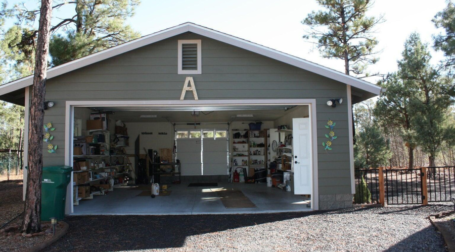 deer ln garage 3