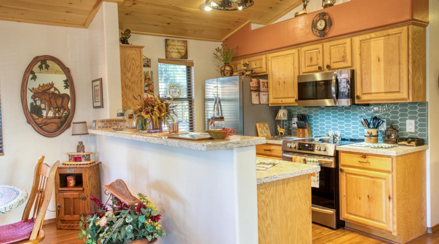 04 - Kitchen and Breakfast Bar