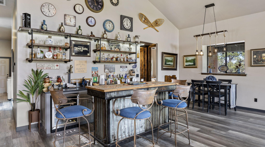Bar & Dining