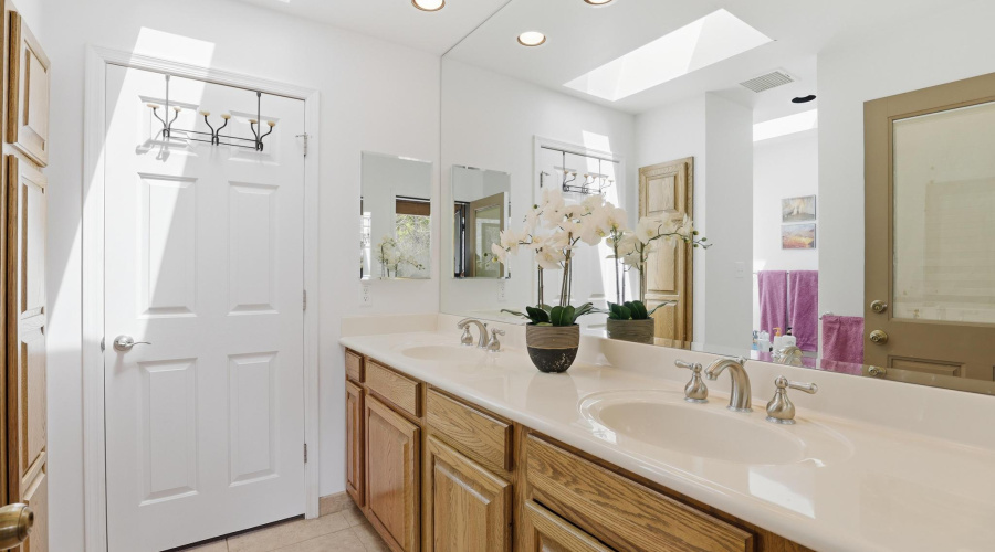 Master En-Suite w/Skylight & Dual Sinks