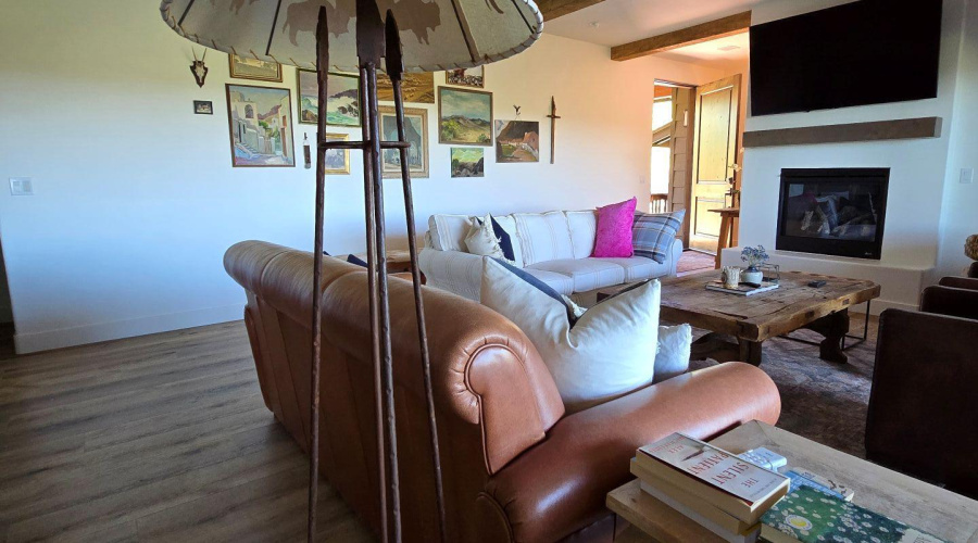 Living room with lamp